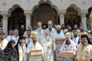 Preasfinţitul Nicodim la hramul Mănăstirii Lainici. Paraclisul Mănăstirii Coşuştea-Crivelnic a fost binecuvântat.