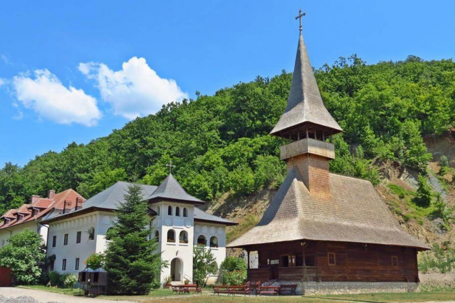 Mănăstirea Vodiţa, ctitorie a Sfântului Nicodim, îmbracă haine de sărbătoare