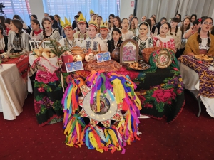 Ediţia a XVI-a a Festivalului de colinde, datini şi tradiţii româneşti „Crăciunul de ieri, Crăciunul de azi” a ajuns la final
