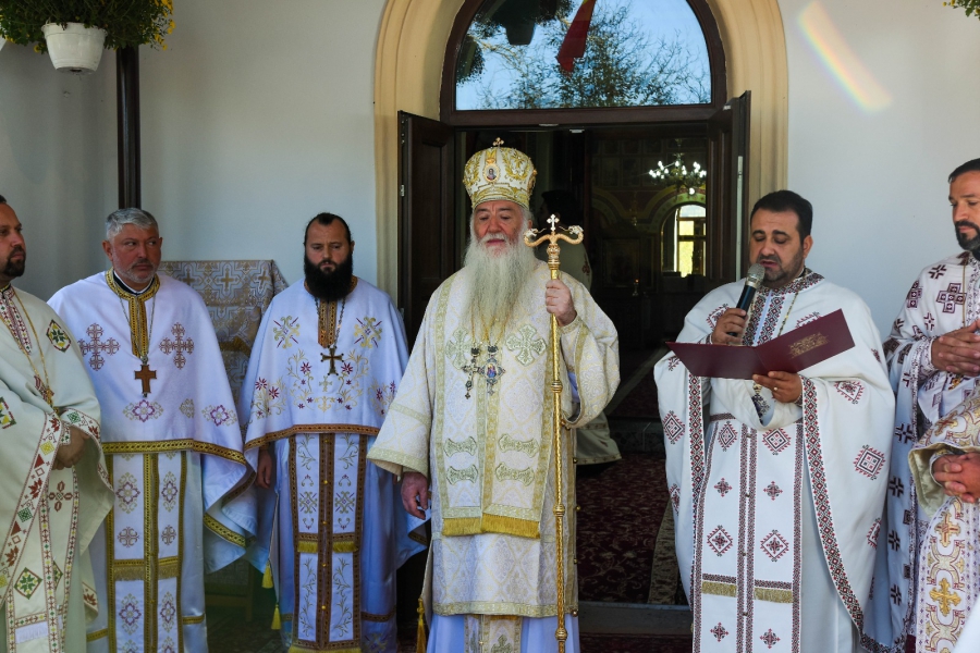 În Duminica a XXIII-a după Rusalii, Preasfinţitul Părinte Nicodim a resfinţit biserica Parohiei Stângăceaua