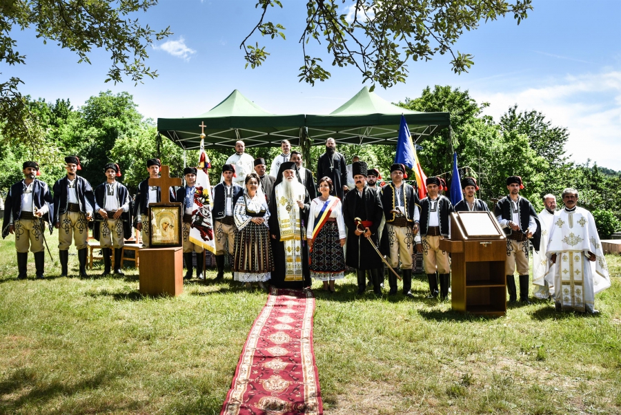 Sărbătoarea lui Tudor Vladimirescu de la Prejna a adunat la rugăciune fiii satului lângă bisericuța ctitorită de acest mare erou