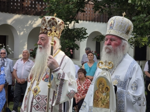 Doi ierarhi ai Bisericii Ortodoxe Române au slujit la hramul Mănăstirii Strehaia