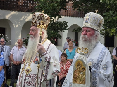 Doi ierarhi ai Bisericii Ortodoxe Române au slujit la hramul Mănăstirii Strehaia