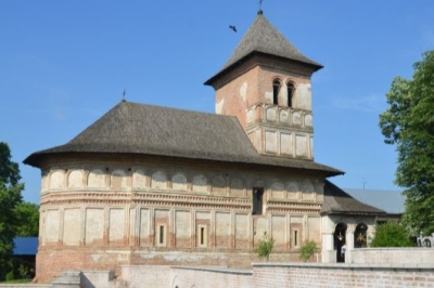 Praznicul Sfintei Treimi – zi de hram pentru Mănăstirea Strehaia