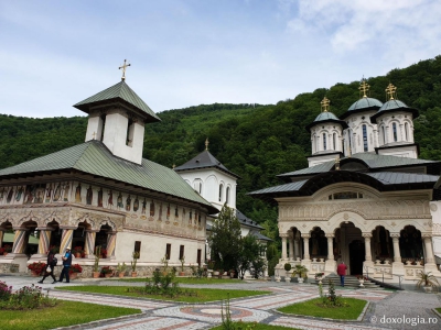 Slujire arhierească la Mănăstirea Lainici de praznicul Intrării în biserică al Maicii Domnului, hramul de toamnă al sfântului aşezământ