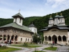 Slujire arhierească la Mănăstirea Lainici de praznicul Intrării în biserică al Maicii Domnului, hramul de toamnă al sfântului aşezământ