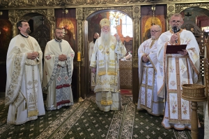 În Duminica a VII-a după Învierea Mântuitorului Iisus Hristos, Preasfințitul Părinte Nicodim a slujit în parohia Eșelnița unde a instalat un nou preot paroh