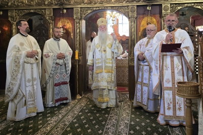 În Duminica a VII-a după Învierea Mântuitorului Iisus Hristos, Preasfințitul Părinte Nicodim a slujit în parohia Eșelnița unde a instalat un nou preot paroh
