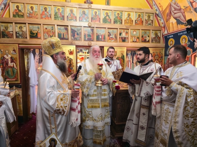 Sobor de ierarhi la sfinţirea bisericii cu hramul „Sfinți Voievozi Mihail și Gavriil” din parohia Godeanu, filie a parohiei Obârşia Cloşani
