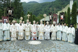 Zi de hram la Mănăstirea Lainici: Preasfinţitul Nicodim a participat la slujba arhierească de praznicul „Schimbării la Față a Domnului”