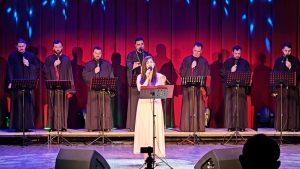 Concert de colinde la Moinești: Maria Coman și Corul Kinonia au încântat comunitatea la Centrul Cultural „Lira”