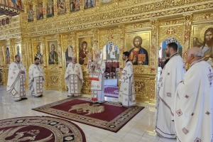 Preasfinţitul Nicodim a slujit în Duminica a V-a după Rusalii la Catedrala Episcopală din Severin