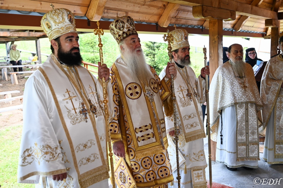 Preasfinţitul Nicodim a slujit la târnosirea paraclisului Mănăstirii Măgureni