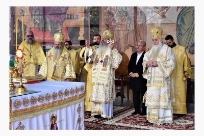 Trei Ierarhi au sfințit Biserica „Sfinții Apostoli Petru și Pavel” și „Sfântul Grigorie Palama” - Catedrala Municipiului Bârlad