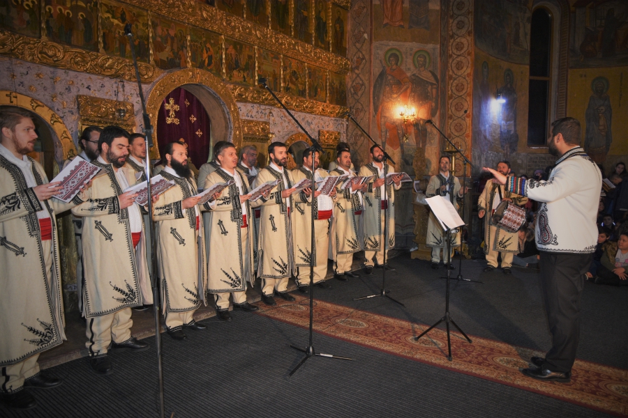 Colindul tradițional românesc a răsunat la Catedrala din Strehaia