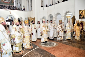 Doisprezece ierarhi ai Bisericii Ortodoxe Române au slujit la hramul Catedralei Episcopale din Caransebeş
