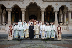 Preasfinţitul Părinte Nicodim a slujit la hramul mănăstirii gorjene Lainici