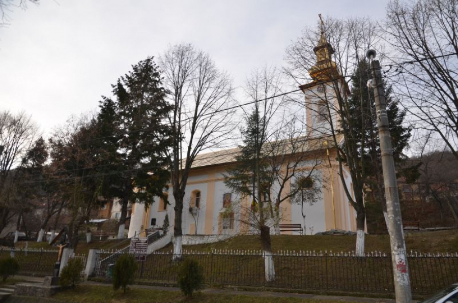 Slujire arhierească și concert de colinde la biserica &quot;Sfântul Nicolae&quot; din Orşova