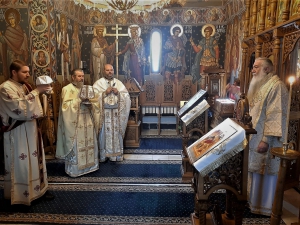 Slujbă arhierească la Mănăstirea Mraconia