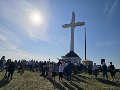Slujbă arhierească la Crucea de pe Dealul Chiciora, comuna Godeanu, județul Mehedinți