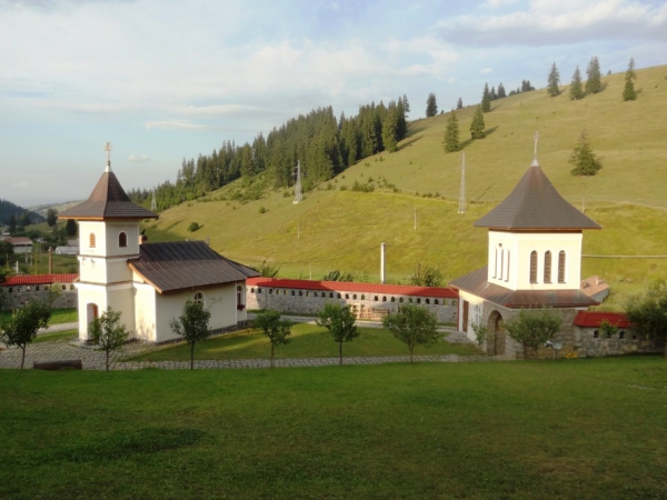 Preasfinţitul Părinte Nicodim la târnosirea noii biserici a Mănăstirii Făgeţel