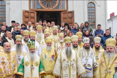 Mitropolitul Olteniei a oficiat Sfânta Liturghie împreună cu alți 14 ierarhi la hramul Mănăstirii Bistrița din județul Vâlcea