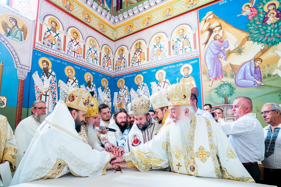 Șapte ierarhi ai Bisericii Ortodoxe Române au sfințit duminică Biserica „Sfinții Arhangheli Mihai și Gavriil” din localitatea suceveană Marginea