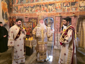 În Duminica a XX-a după Pogorârea Duhului Sfânt, Preasfințitul Părinte Nicodim a slujit în mijlocul obştii monahale a Mănăstirii Strehaia