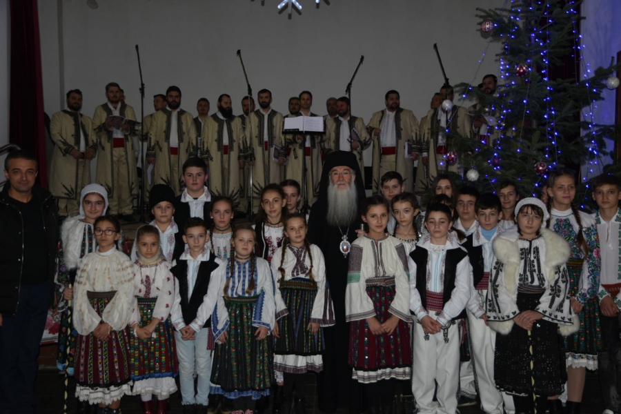 Concert de colinde susţinut de Corul Kinonia la Obîrşia Cloşani