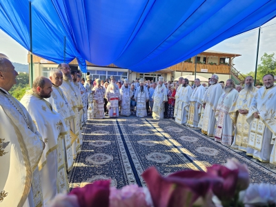 Praznic luminat la Mănăstirea cu hramul „Adormirea Sfintei Ana”, din municipiul Orşova
