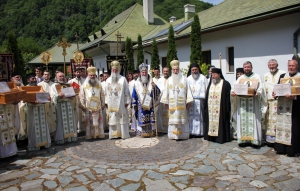 Liturghie arhierească în sobor și sinod mitropolitan la Mănăstirea Lainici din județul Gorj