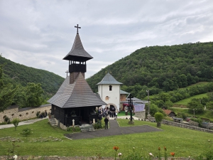 Preasfinţitul Nicodim a slujit la hramul bisericii de lemn a Mănăstirii Topolnița