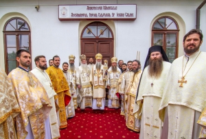 În Duminica Mironosiţelor, Preasfinţitul Nicodim a slujit la hramul Catedralei Arhiepiscopale din Râmnicu Vâlcea