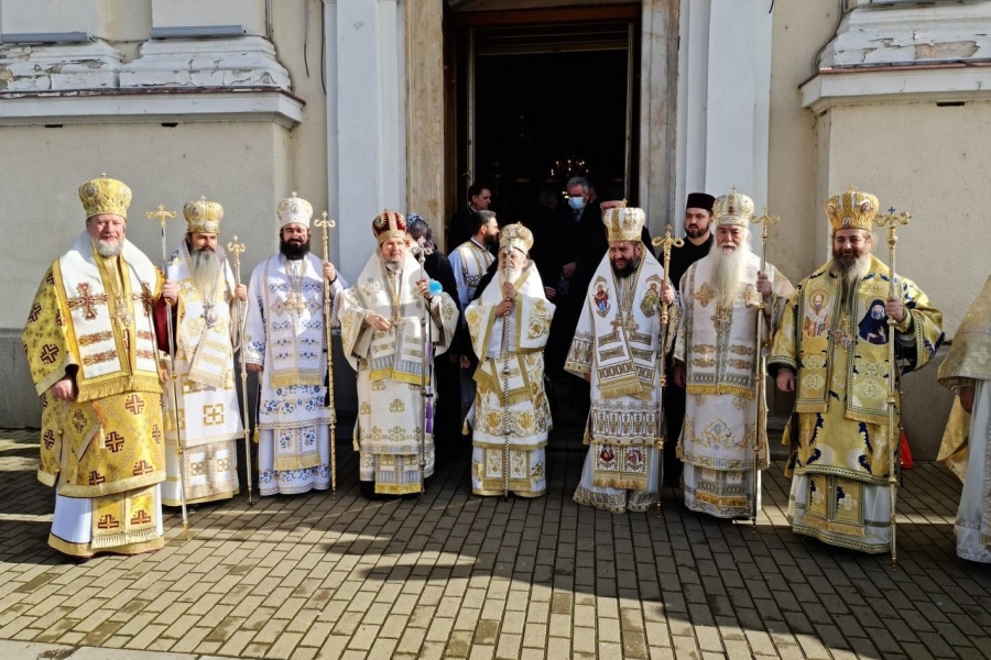 9 Ierarhi ai BOR au slujit la Catedrala Veche, la deschiderea manifestărilor Bicentenarului Teologiei arădene
