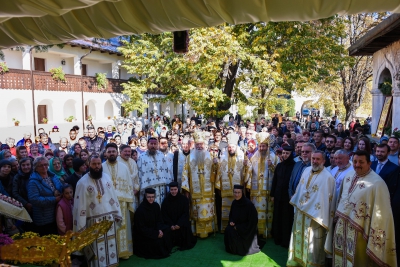 Trei ierarhi au slujit la cel de-al doilea hram al Mânăstirii Strehaia. Sfinţire de Troiţă în satul Peşteana din comuna Floreşti.