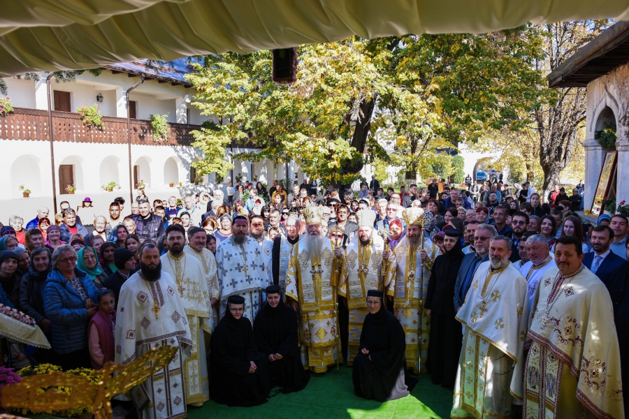 Trei ierarhi au slujit la cel de-al doilea hram al Mânăstirii Strehaia. Sfinţire de Troiţă în satul Peşteana din comuna Floreşti.